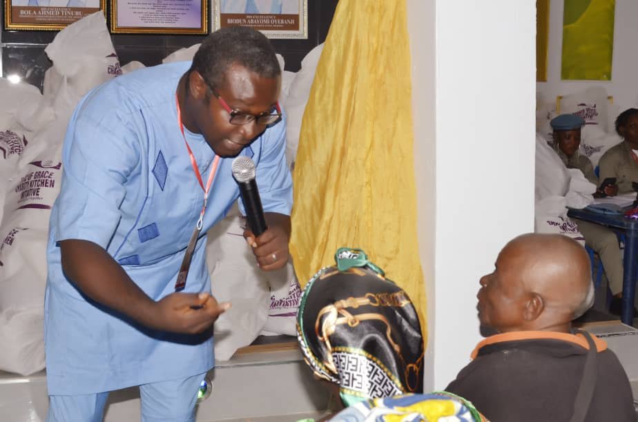 A Hand of Grace representative speaking with a community member